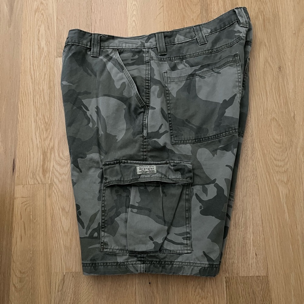 Wrangler authentic issue Men's Dark Green Camouflage Cargo Shorts size 36